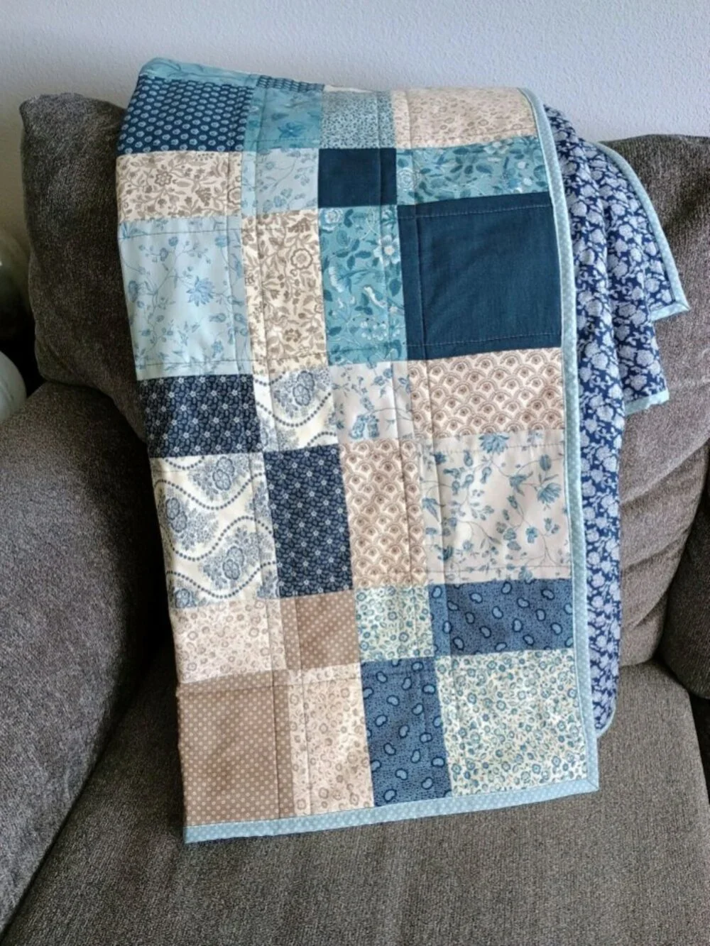 💙🩵💙BN HAND CRAFTED SHADES OF FRENCH BLUE LAP QUILT